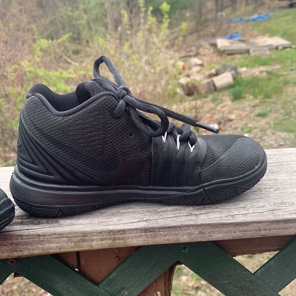 Nike Kyrie 5 Red Carpet Sneakers Sz 2Y - Picture 2 of 9